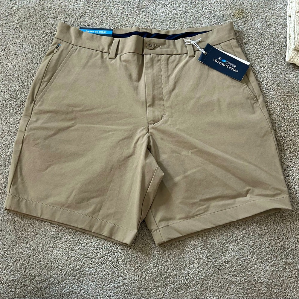 Vineyard Vines Men's 7 On-The-Go Khaki Shorts